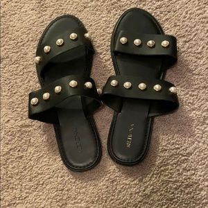 Black pearl sandals